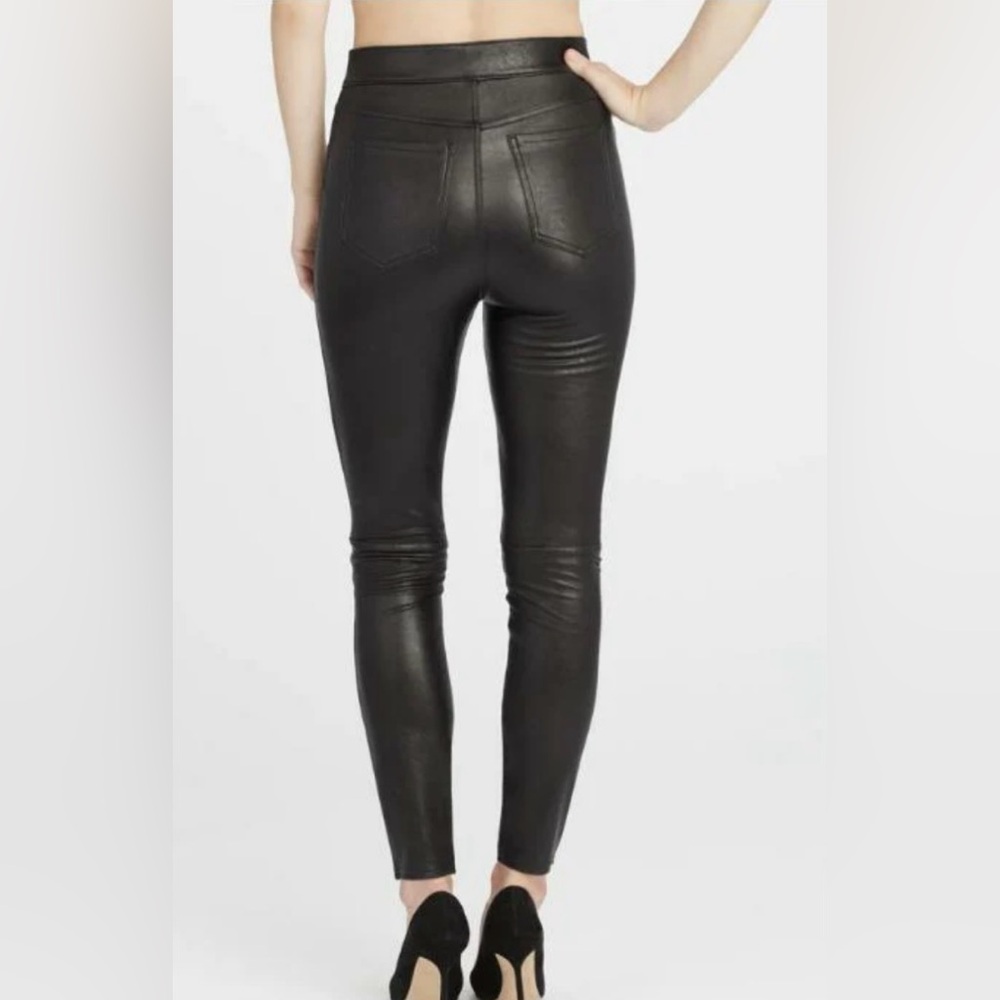 SPANX LEATHER LIKE ANKLE SKINNY PANTS.  CAMEL COLOR. SIZE XS.